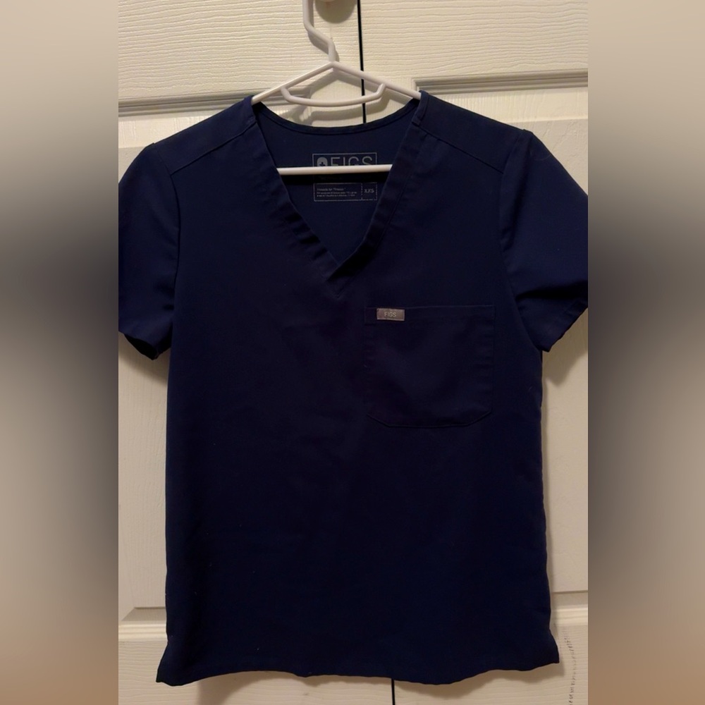 Women’s navy blue Figs Catarina top xxs